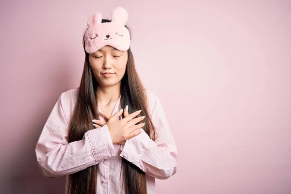 Jovem Mulher Asiática Vestindo Pijama Máscara Sono Sobre Fundo Isolado — Fotografia de Stock