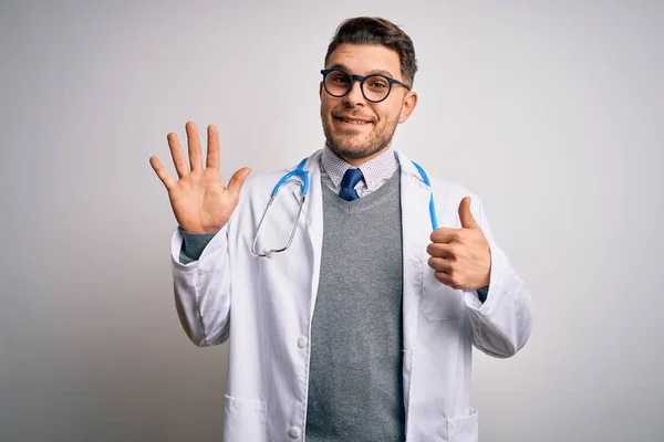 의사가 코트와 청진기를 착용하고 위에서 손가락으로 번째를 가리키며 자신있고 미소를 — 스톡 사진