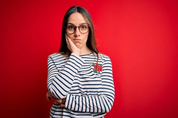 Jovem Mulher Loira Bonita Com Olhos Azuis Vestindo Óculos Sobre — Fotografia de Stock