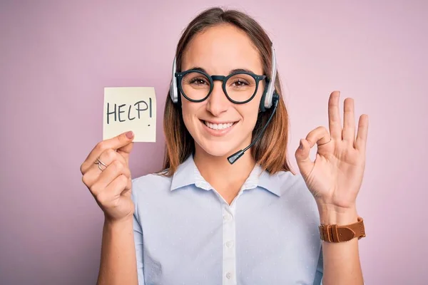 Schöne Callcenter Agentin Arbeitet Mit Headset Hält Hilfe Erinnerungsnachricht Tun — Stockfoto