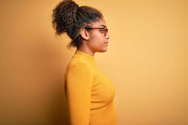 Jovem Bela Menina Afro Americana Vestindo Suéter Óculos Sobre Fundo — Fotografia de Stock