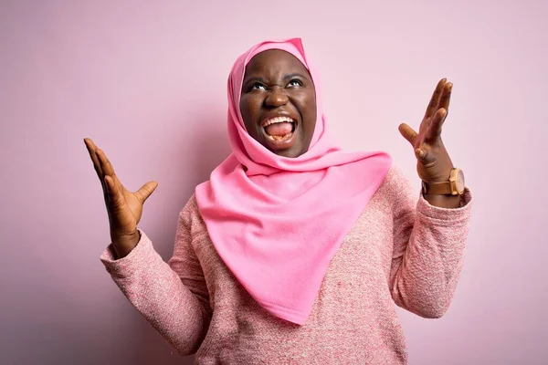 Young African American Size Woman Wearing Muslim Hijab Isolated Pink — Stock Photo, Image