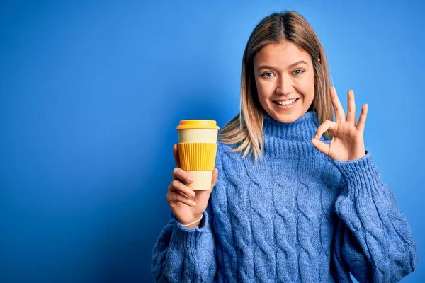 Jeune Belle Femme Tenant Prendre Verre Café Sur Fond Bleu — Photo