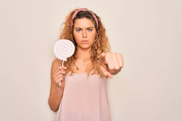 Joven Hermosa Mujer Rubia Con Ojos Azules Comiendo Caramelo Dulce — Foto de Stock