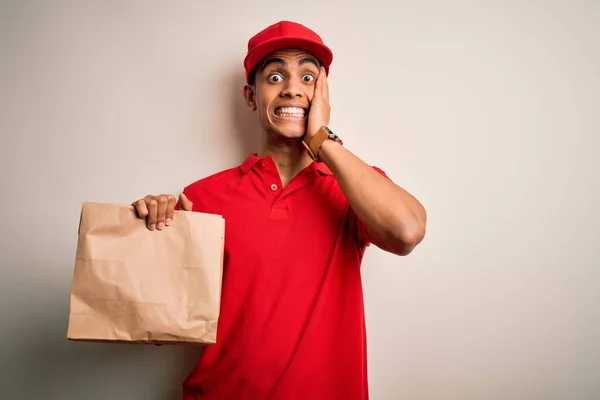 Genç Yakışıklı Afro Amerikalı Teslimatçı Elinde Paket Paketle Paket Yiyecek — Stok fotoğraf