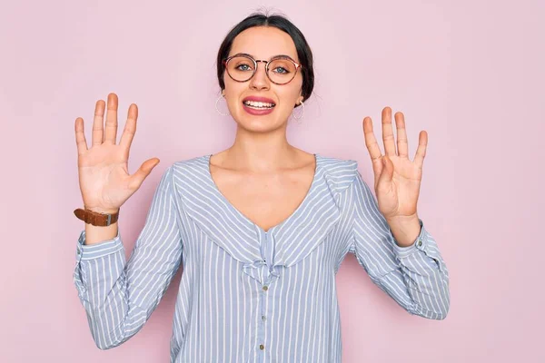 Junge Schöne Frau Trägt Lässig Gestreiftes Hemd Und Brille Über — Stockfoto