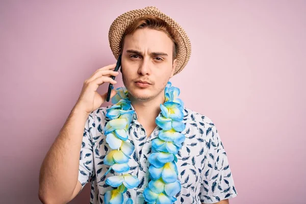 Νεαρός Άνδρας Διακοπές Φορώντας Καπέλο Και Hawaiian Lei Έχοντας Συνομιλία — Φωτογραφία Αρχείου