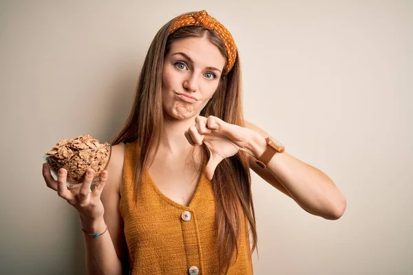 Mladá Krásná Zrzka Žena Držící Misku Zdravých Kukuřičných Vloček Cereálií — Stock fotografie