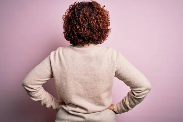 Mujer Mediana Edad Hermosa Cabello Rizado Con Suéter Cuello Alto —  Fotos de Stock