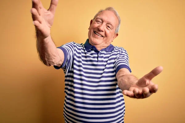 Hombre Mayor Pelo Gris Que Usa Una Camiseta Casual Rayas —  Fotos de Stock