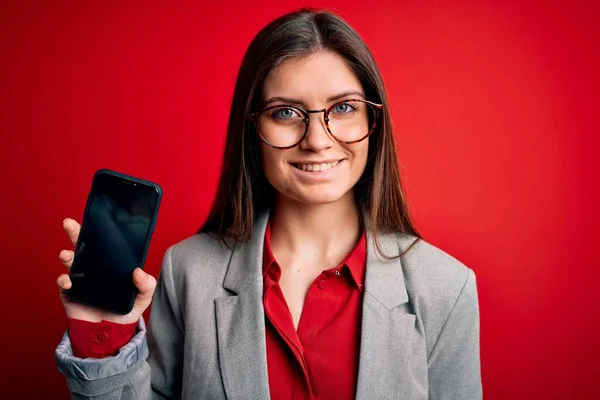 Junge Schöne Geschäftsfrau Mit Blauen Augen Smartphone Der Hand Bildschirm — Stockfoto