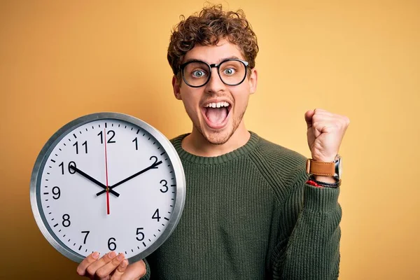 Junger Blonder Mann Mit Lockigem Haar Brille Mit Großer Uhr — Stockfoto