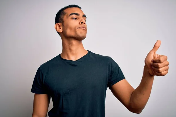 Junger Gutaussehender Afrikanisch Amerikanischer Mann Lässigem Shirt Das Über Weißem — Stockfoto