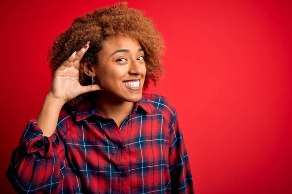 Junge Schöne Afroamerikanische Afro Frau Mit Lockigem Haar Und Lässigem — Stockfoto