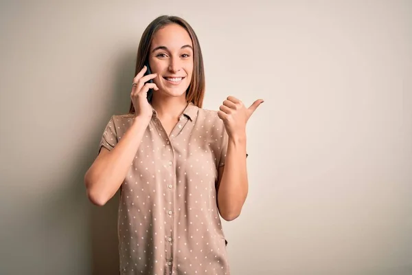 Ung Vacker Kvinna Har Samtal Talar Smartphone Över Vit Bakgrund — Stockfoto