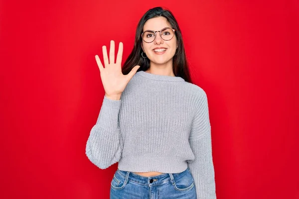 Joven Hermosa Morena Con Suéter Casual Sobre Fondo Rojo Mostrando —  Fotos de Stock