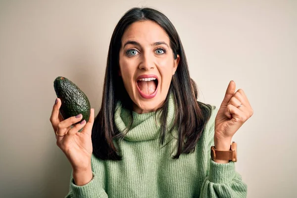 Junge Frau Mit Blauen Augen Die Gesunde Avocado Vor Isoliertem — Stockfoto