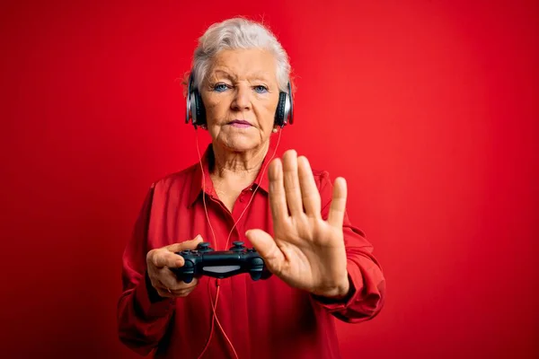 Senior Vacker Gråhårig Gamer Kvinna Spelar Spel Med Joystick Och — Stockfoto