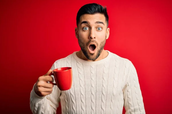 Jovem Bonito Homem Bebendo Uma Xícara Café Quente Sobre Vermelho — Fotografia de Stock