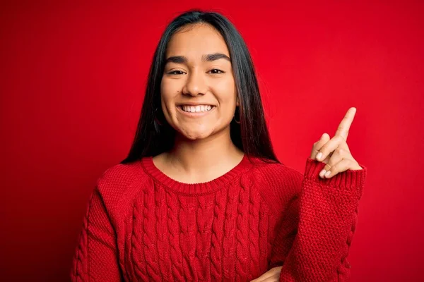 Jonge Mooie Aziatische Vrouw Dragen Casual Trui Staan Geïsoleerde Rode — Stockfoto