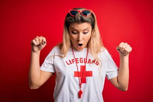 Jovem Bela Loira Salva Vidas Mulher Vestindo Camiseta Com Cruz — Fotografia de Stock