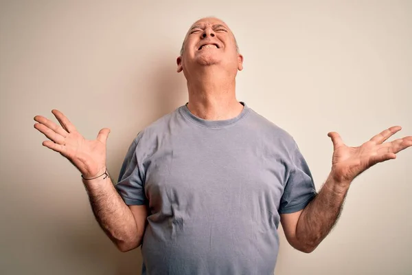 Hombre Guapo Hoary Mediana Edad Con Camiseta Pie Sobre Fondo —  Fotos de Stock