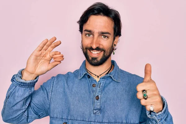 Giovane Bello Ispanico Bohemien Hipster Uomo Con Orso Possesso Dolce — Foto Stock