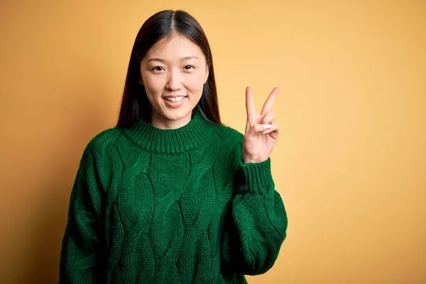 Jovem Bela Mulher Asiática Vestindo Camisola Verde Inverno Sobre Amarelo — Fotografia de Stock