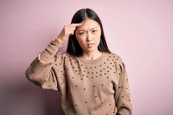 Młoda Piękna Azjatycka Kobieta Ubrana Modę Elegancki Sweter Różowym Osłoniętym — Zdjęcie stockowe