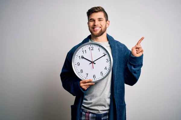 Jeune Homme Blond Avec Barbe Yeux Bleus Portant Pyjama Tenant — Photo