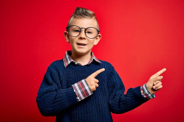 Młody Biały Dzieciak Niebieskimi Oczami Noszący Inteligentne Okulary Czerwonym Tle — Zdjęcie stockowe