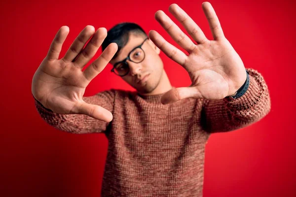 Joven Hombre Hispano Guapo Usando Gafas Nerd Sobre Fondo Rojo — Foto de Stock