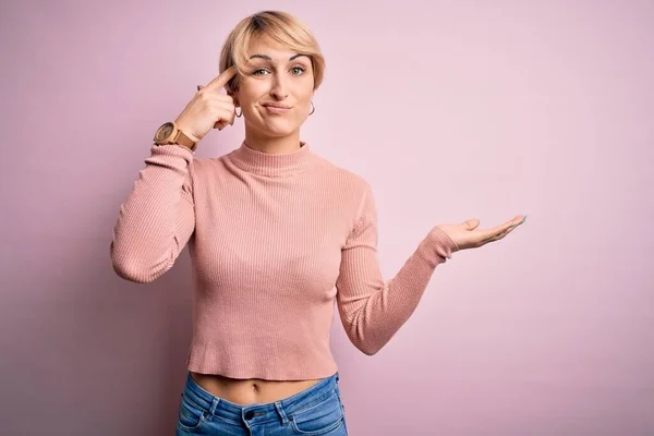 Young Blonde Woman Short Hair Wearing Casual Turtleneck Sweater Pink — Stock Photo, Image