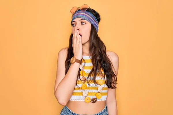 Joven Mujer Hippie Hermosa Con Ojos Azules Con Accesorios Gafas —  Fotos de Stock