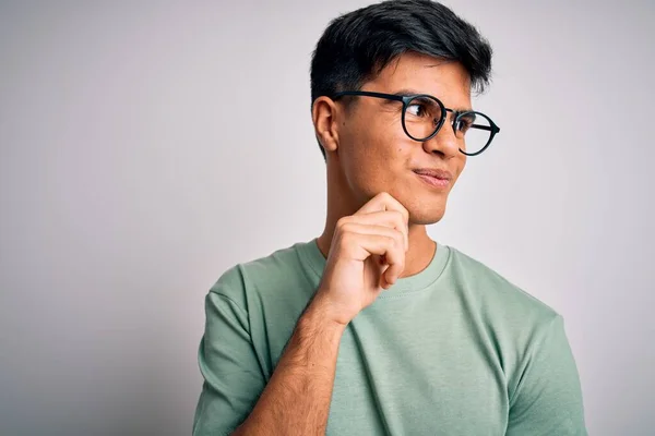 Junger Gutaussehender Mann Lässigem Shirt Und Brille Vor Isoliertem Weißem — Stockfoto