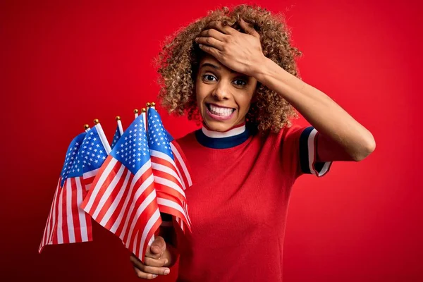 Joven Mujer Rizada Patriótica Afroamericana Sosteniendo Banderas Estados Unidos Sobre — Foto de Stock