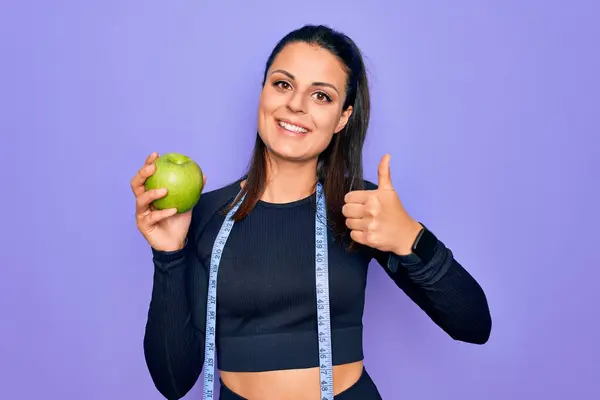 Bella Bruna Donna Sportiva Con Metro Nastro Mangiare Frutta Mela — Foto Stock
