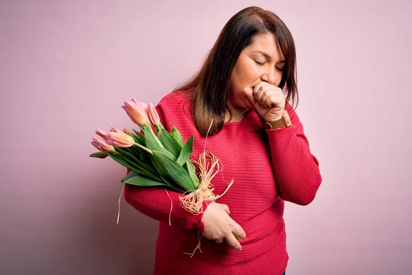 美丽而又大的女人手持一束浪漫的天然郁金香花 背景粉色 感觉不适 咳嗽是感冒或支气管炎的症状 保健概念 — 图库照片