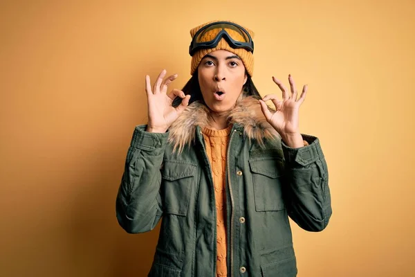 Ung Vacker Latinamerikansk Kvinna Bär Skidglasögon Och Rock För Vinter — Stockfoto