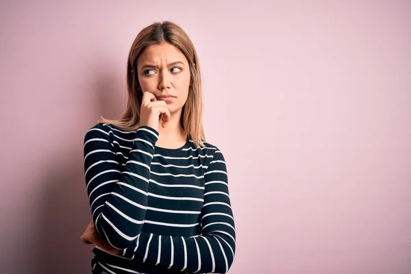 Ung Vacker Blond Kvinna Bär Casual Randig Tröja Över Rosa — Stockfoto