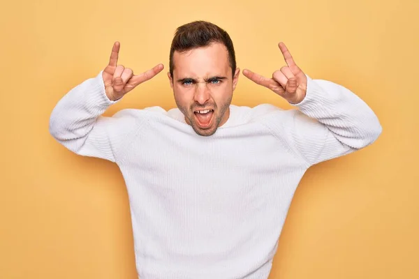 Jovem Homem Bonito Com Olhos Azuis Vestindo Camisola Casual Sobre — Fotografia de Stock