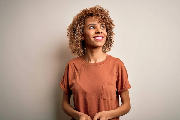 Mooie Afrikaans Amerikaanse Vrouw Met Krullend Haar Dragen Casual Shirt — Stockfoto