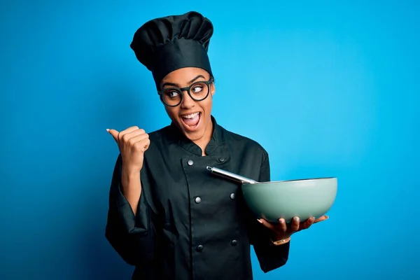 Ung Afrikansk Amerikansk Kock Flicka Bär Spis Uniform Och Hatt — Stockfoto