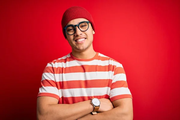 Ung Brasiliansk Man Bär Casual Randig Shirt Och Glasögon Över — Stockfoto