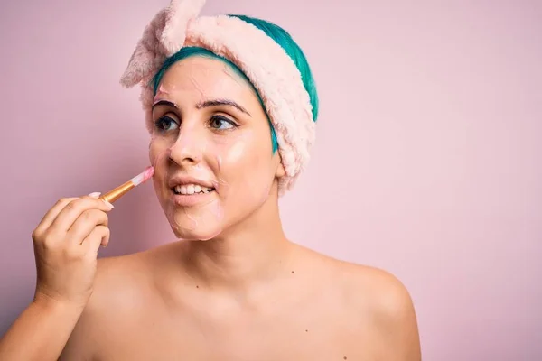 Primer Plano Joven Hermosa Mujer Haciendo Procedimiento Limpieza Aplicando Mascarilla — Foto de Stock