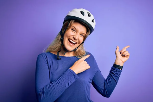 Young Beautiful Blonde Cyclist Woman Wearing Bike Security Helmet Purple — Stock Photo, Image