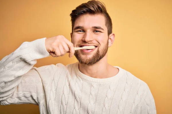 Young Handsome Caucasian Man Brushing His Teeth Using Tooth Brush — Stock Photo, Image