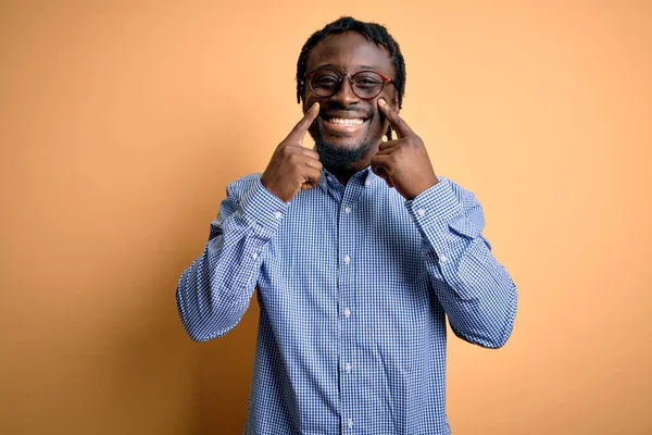 Joven Hombre Afroamericano Guapo Usando Camisa Gafas Sobre Fondo Amarillo —  Fotos de Stock