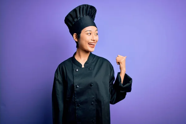 Junge Schöne Chinesische Küchenfrau Trägt Kochuniform Und Hut Über Lila — Stockfoto