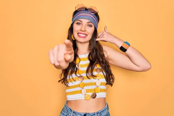 Jonge Mooie Hippie Vrouw Met Blauwe Ogen Dragen Accessoires Zonnebril — Stockfoto